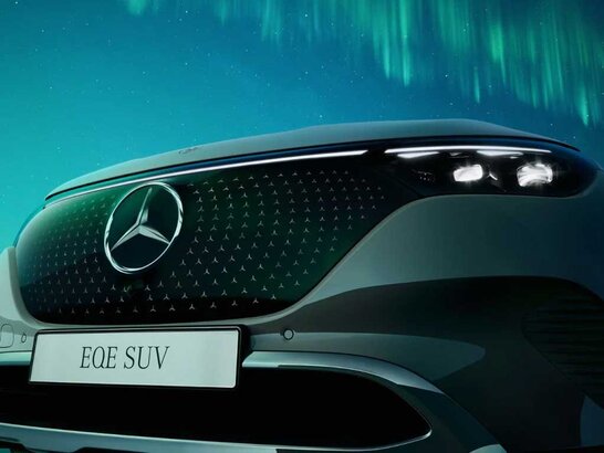 Kühlergrill mit schwarzer Verkleidung und Mercedes-Benz Pattern des Mercedes-Benz EQE SUV