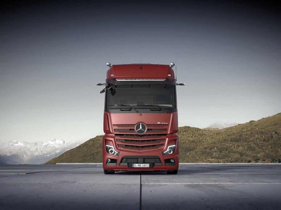 Der Actros in rot frontal