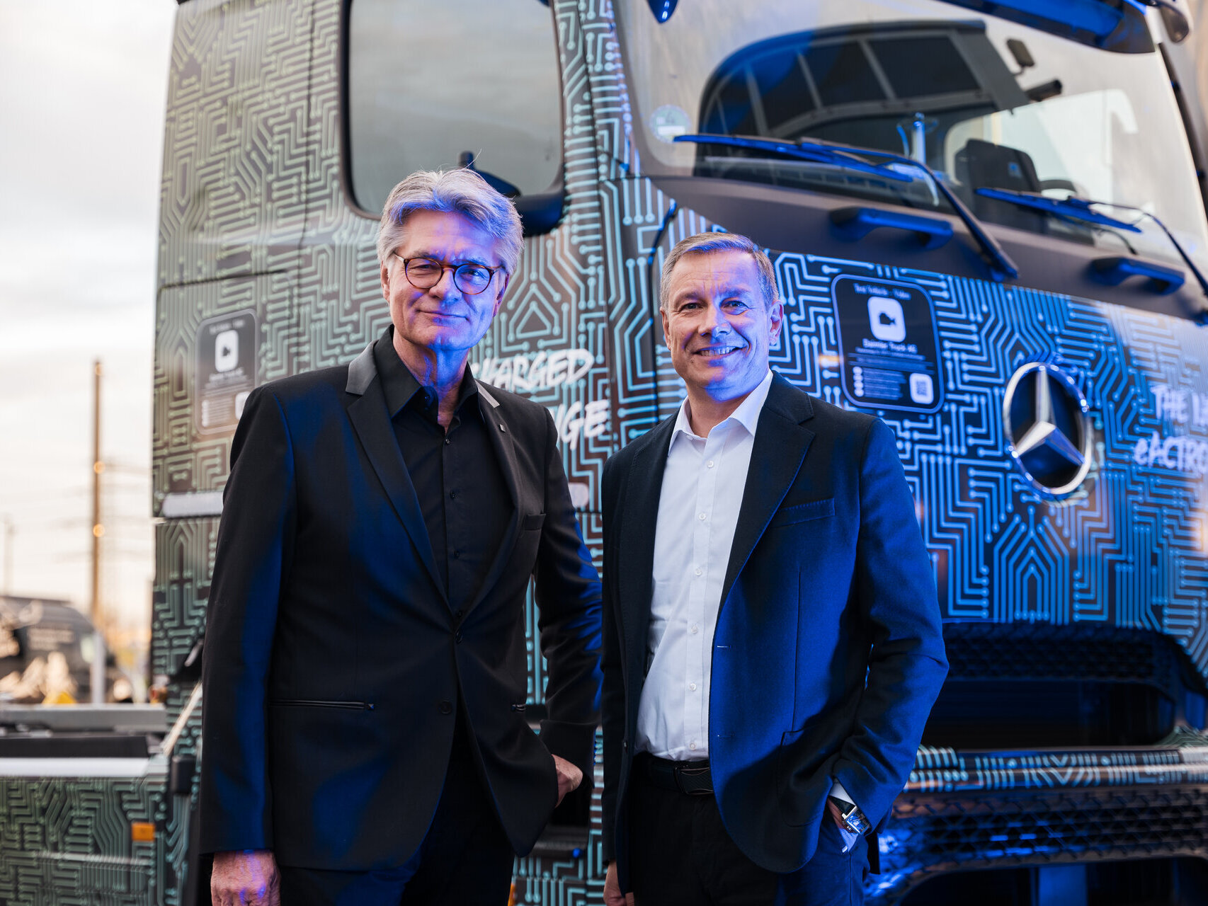 Mirko Reese und Moderator Peter Escher - Elektromobilität Lkw Event - Mercedes-Benz Trucks