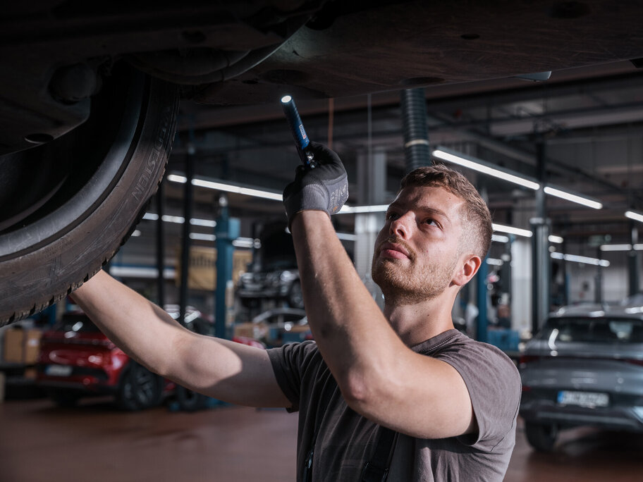 Mechaniker untersucht Fahrzeug