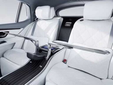 Klapptische im Fond des Mercedes-Maybach EQS SUV