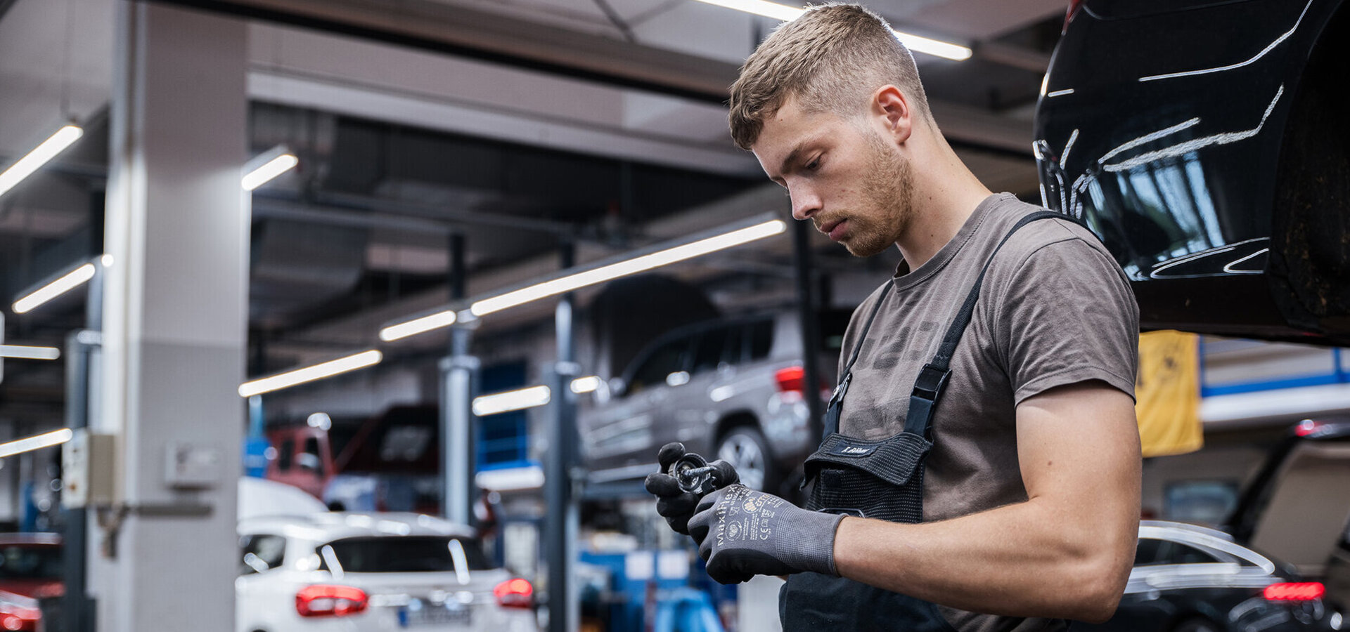 Mechaniker reinigt Gebrauchtteil