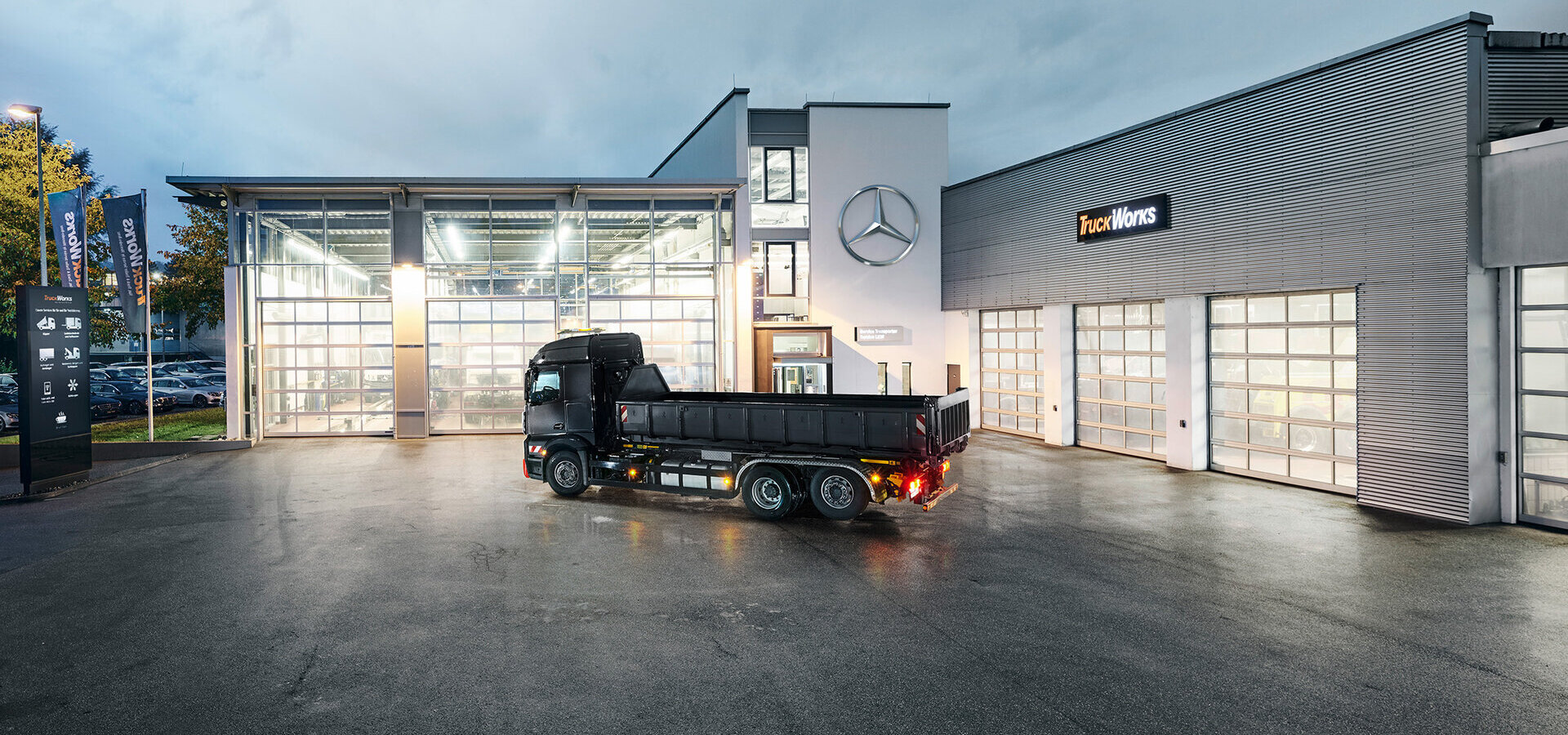 Lkw steht vor TruckWorks Werkstatt