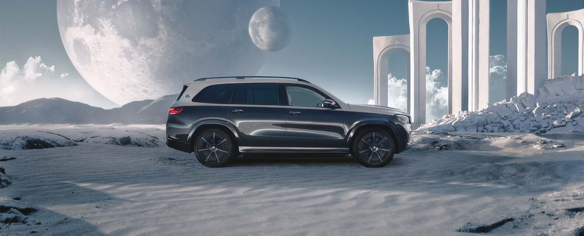 Der Mercedes-Maybach GLS in einer Schnee-Mond-Landschaft von der Seite, Scheiben getönt.