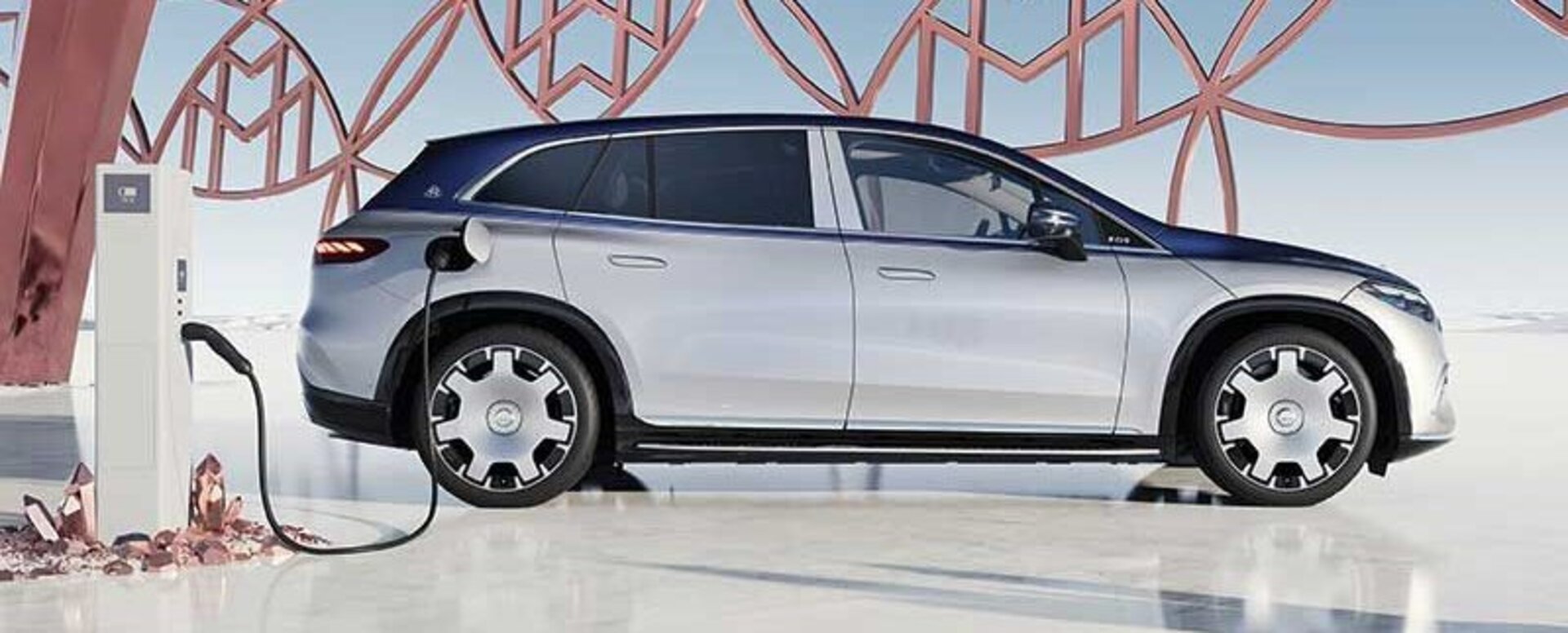 Der Maybach EQS SUV von der Seite an einer Ladestation