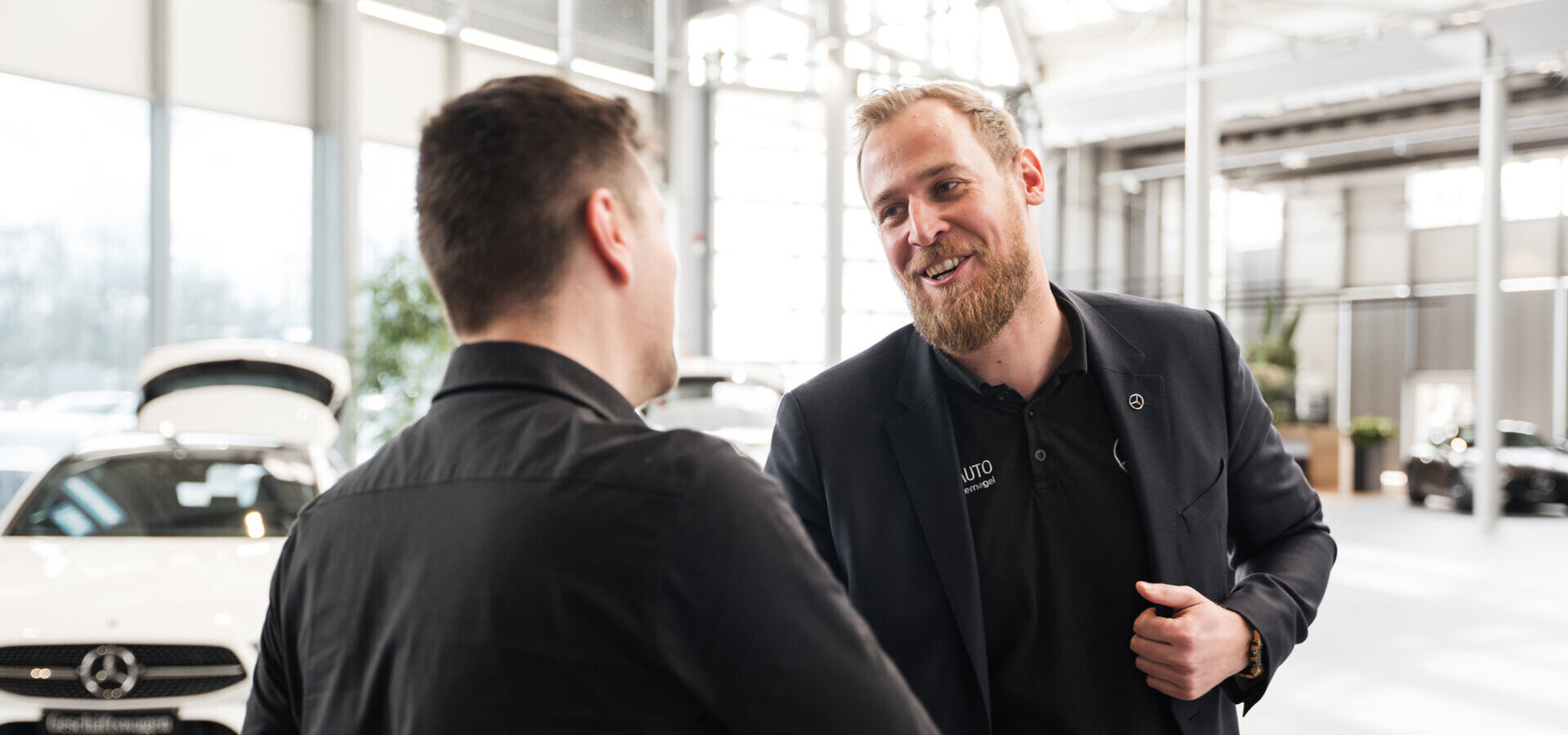 2 Männer machen Handshake