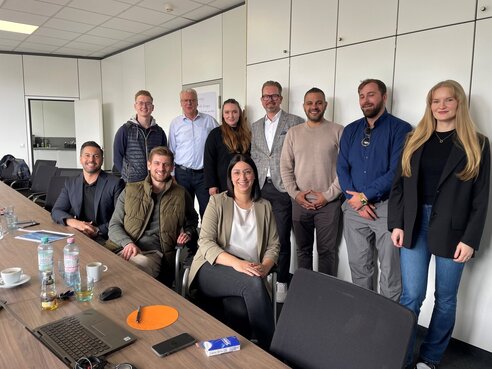 byd-verkaeuferschulung-gruppenfoto.jpg Gruppenfoto Schulungsgruppe mit Trainerin