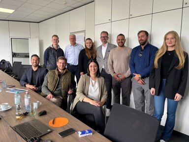 byd-verkaeuferschulung-gruppenfoto.jpg Gruppenfoto Schulungsgruppe mit Trainerin
