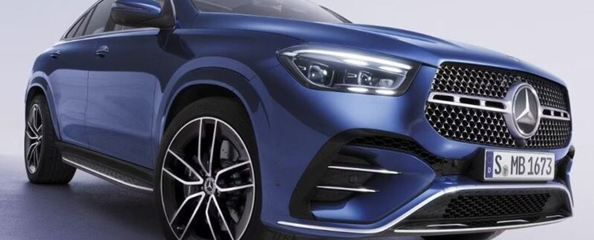 Das GLE Coupé in blau, seitlich von vorn