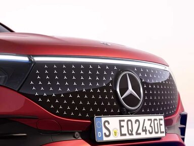 Kühlergrill mit schwarzer Verkleidung mit Mercedes-Benz Pattern am Mercedes-Benz EQB