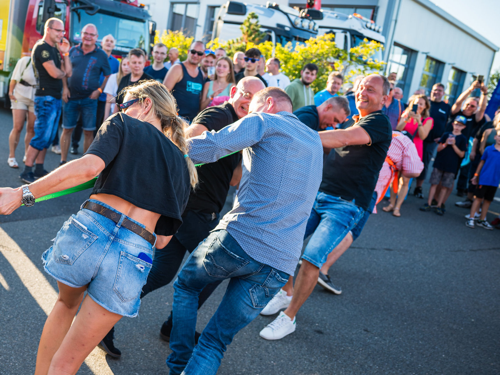 Frauen und Männer ziehen Truck