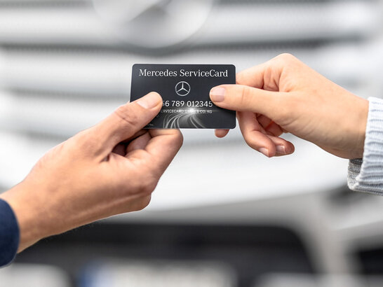 Zwei Hände halten Mercedes-Benz ServiceCard