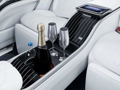 Kühlfach mit Champagnerkelchen im Mercedes-Maybach EQS SUV