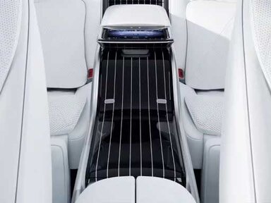 Edel bis ins Detail: Mittelkonsole mit Maybach Logo im Mercedes-Maybach EQS SUV