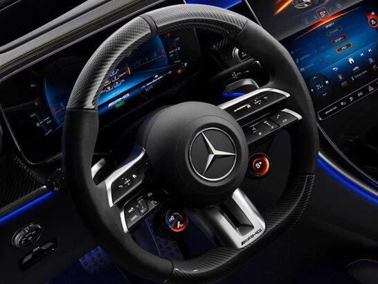 AMG Performance Lenkrad in Carbon-Design/Mikrofaser MICROCUT des Mercedes-AMG GLC