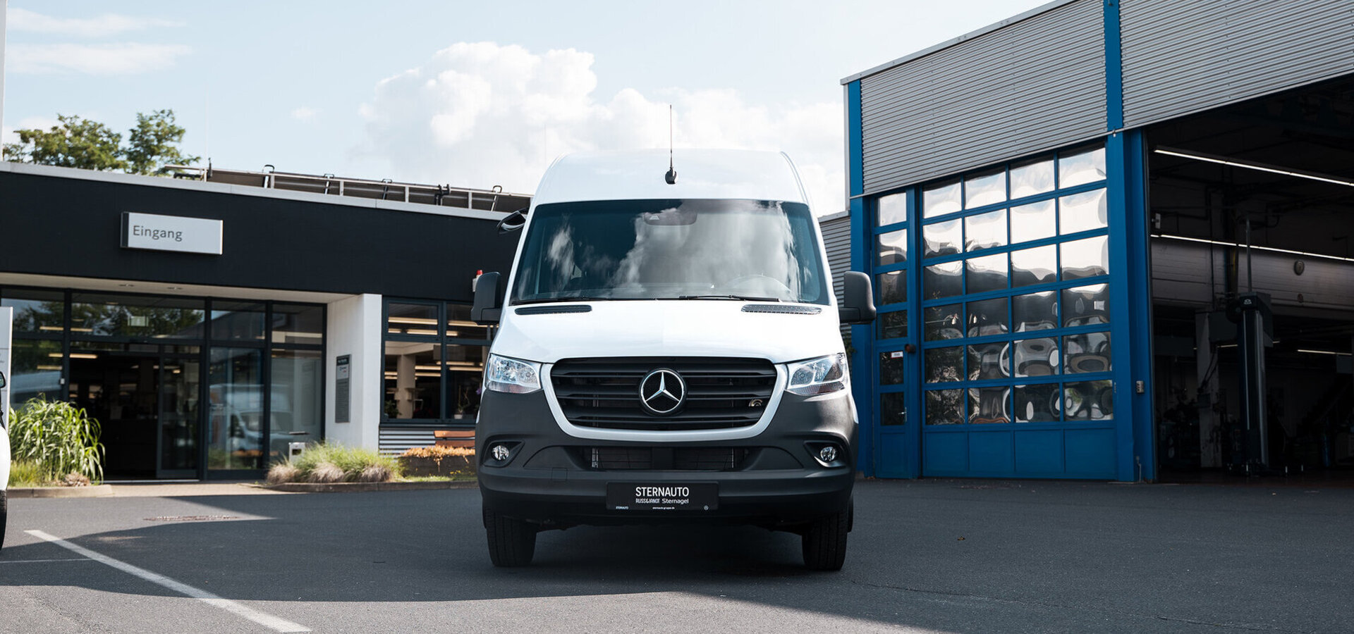 Mercedes-Benz Transporter steht vor STERNAUTO Werkstatt
