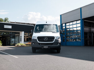 Mercedes-Benz Transporter steht vor STERNAUTO Werkstatt