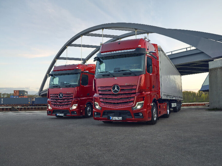 Der Actros L in rot von vorn