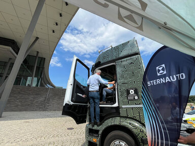 Mann steht in LKW Führerhaus