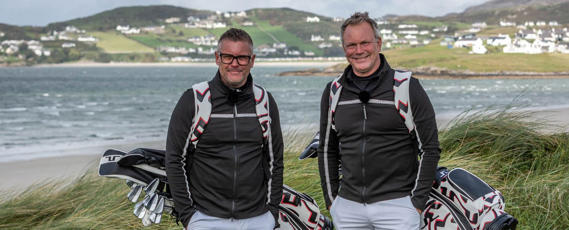 Zunker & Zunker tragen gepackte Golfbags