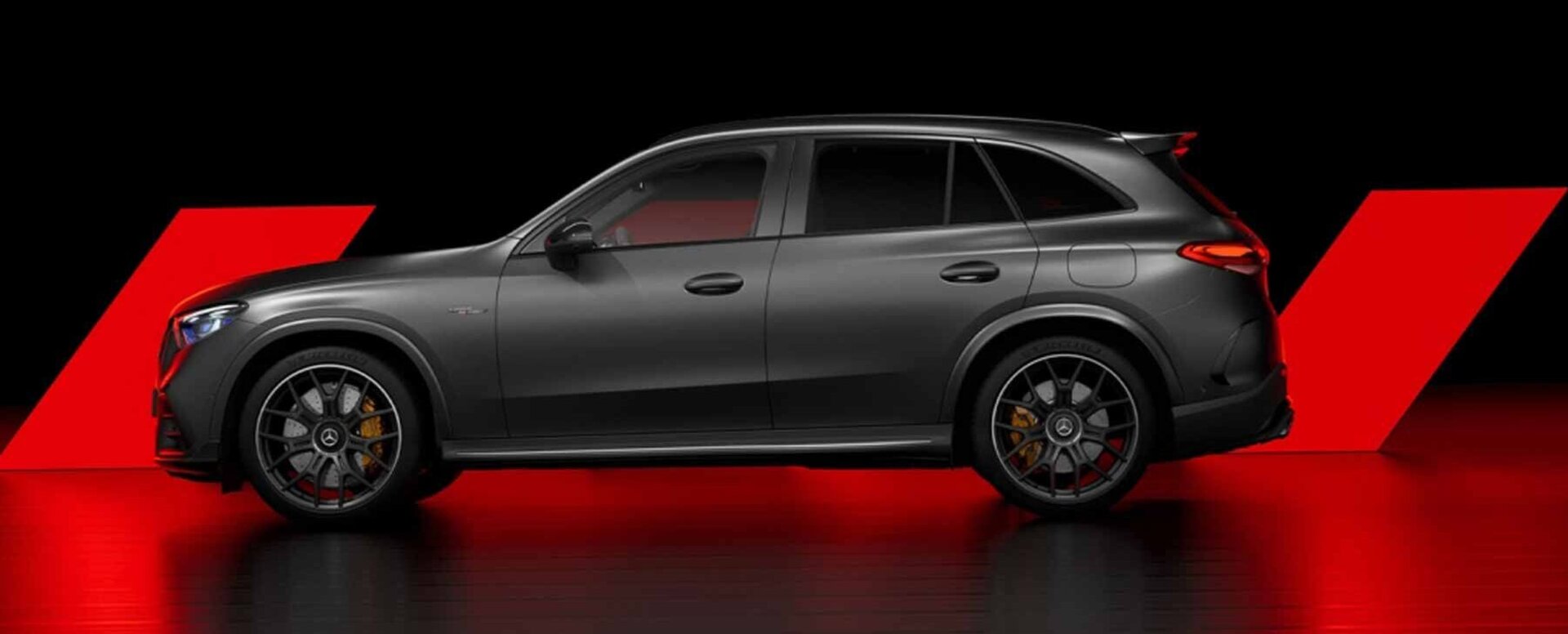 Der Mercedes-AMG GLC in schwarz von der Seite.