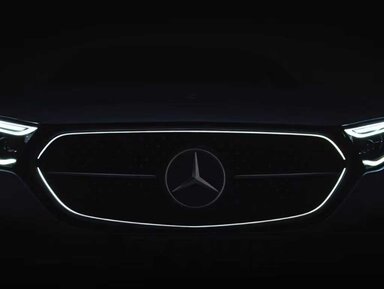 Ausdrucksstarkes Design mit beleuchteter Kühlerverkleidung an der Mercedes-Benz E-Klasse Limousine