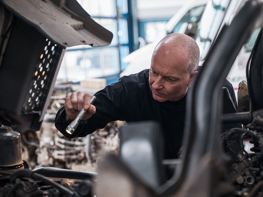 Mechaniker inspiziert Lkw