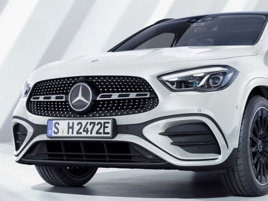 Front mit Diamantgrill mit Pins in Chrom und MULTIBEAM LED am Mercedes-Benz GLA