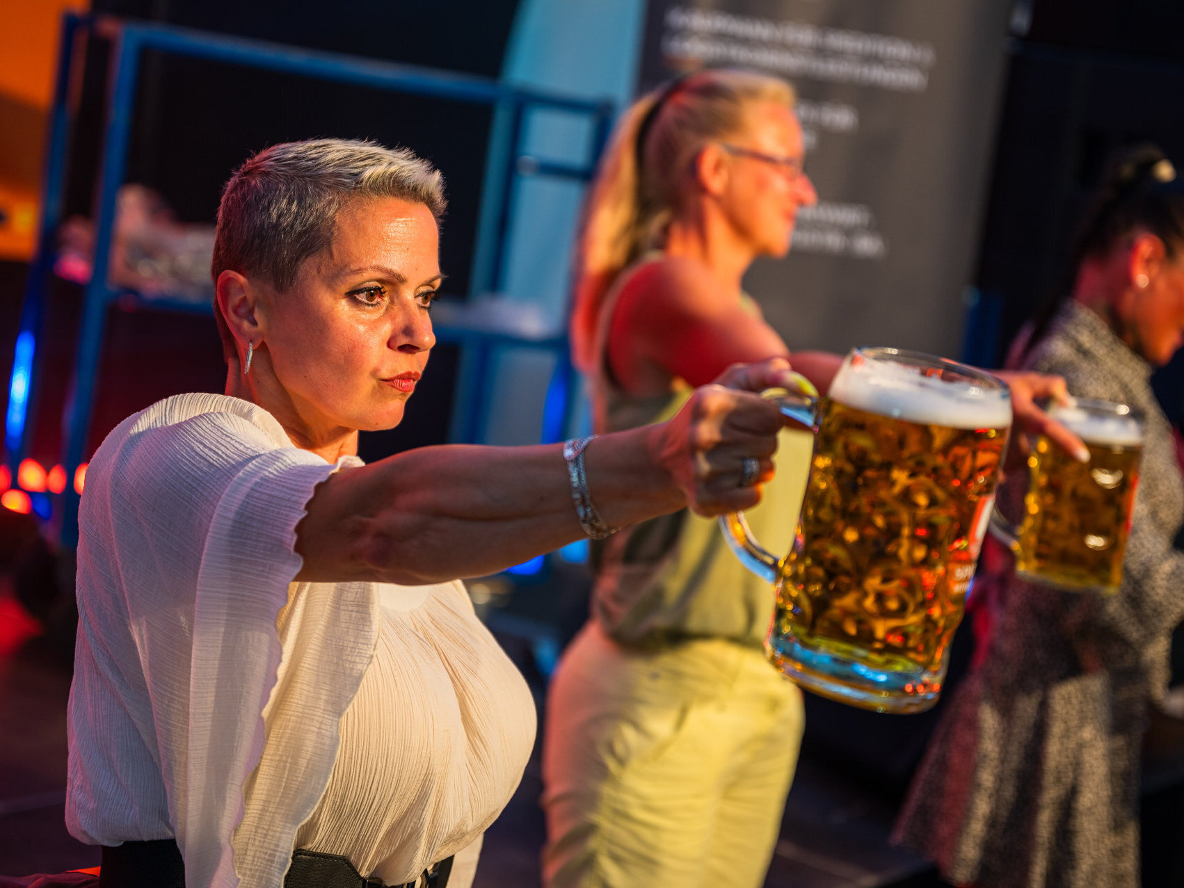 Frauen beim Bierkrugstemmen