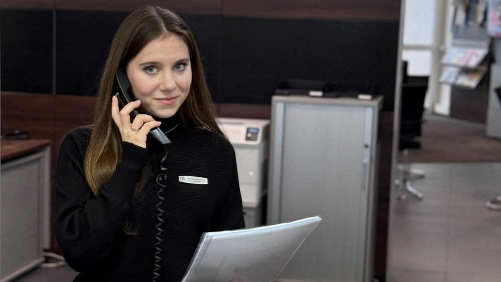 Auszubildende mit Telefon in der Hand