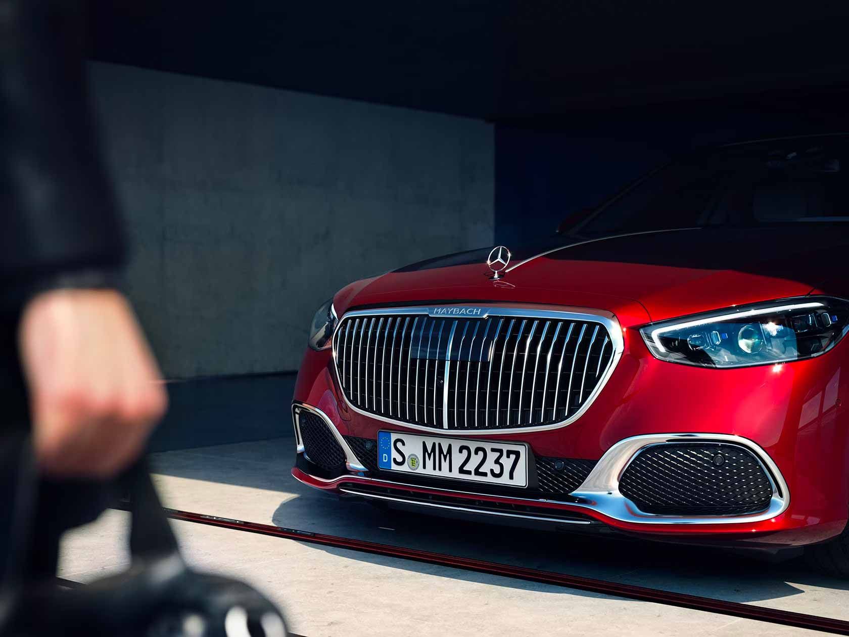 Frontalansicht der Mercedes-Maybach S-Klasse.